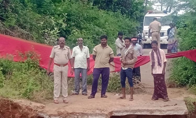 ಕೊರಟಗೆರೆಯಲ್ಲಿ ಮಳೆ ಆವಾಂತರ: ಸೇತುವೆ ಬಳಿ ಪ್ರತಿಭಟನೆ