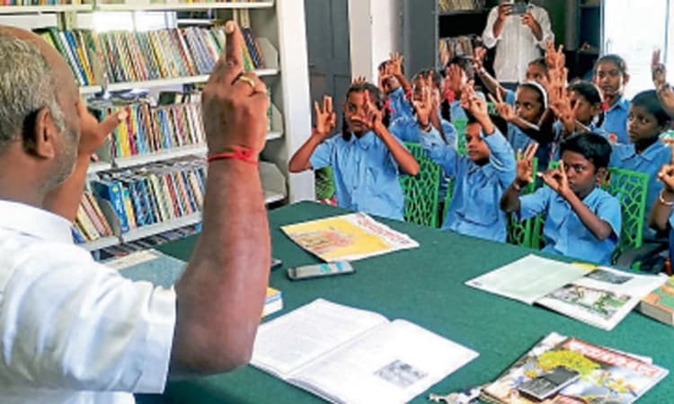 ಗ್ರಂಥಾಲಯದಲಿ ಮಕ್ಕಳಿಗೆ ನೀತಿ ಕಥೆಗಳ ಪಾಠ