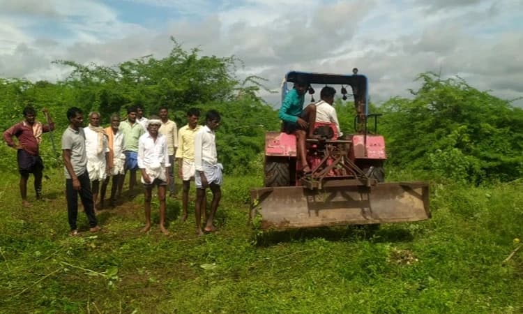 ಕುರುಗೋಡ: ರುದ್ರಭೂಮಿ ಸ್ವಚ್ಛಗೊಳಿಸಲು ಮುಂದಾದ ಮೃತಪಟ್ಟ ವೃದ್ದೆ ಕುಟುಂಬಸ್ಥರು.!