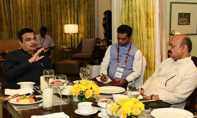 ನಿತಿನ್ ಗಡ್ಕರಿ ಭೇಟಿ ಮಾಡಿದ ಸಿಎಂ ಬೊಮ್ಮಾಯಿ‌: ಬೆಂಗಳೂರು ರಸ್ತೆಗಳ ಕುರಿತು ಚರ್ಚೆ