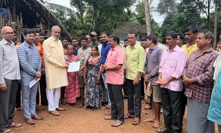 ಶಿರಸಿ: ಅತಿವೃಷ್ಟಿಯಿಂದ ಮನೆ ಹಾನಿ; ಕಾಗೇರಿಯಿಂದ ಪರಿಹಾರ ಮೊತ್ತ ವಿತರಣೆ