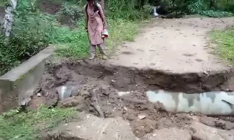 ದುರಸ್ಥಿಯಾಗದ ಕಿರುಸೇತುವೆ: ಶಾಸಕರ ಮನೆಗೆ ಪೊರಕೆ ಮುತ್ತಿಗೆ ಎಚ್ಚರಿಕೆ