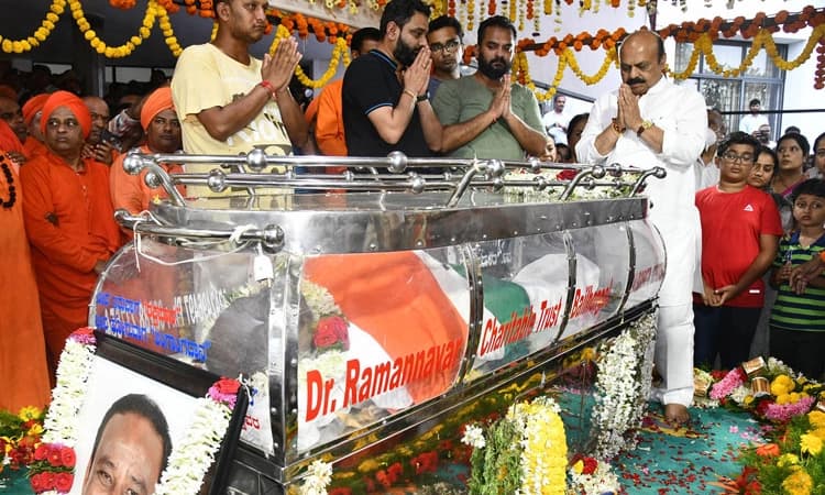 ಹುಟ್ಟೂರಲ್ಲಿ ಸಕಲ ಸರ್ಕಾರಿ ಗೌರವದೊಂದಿಗೆ ಸಚಿವ ಉಮೇಶ್ ಕತ್ತಿ ಅಂತ್ಯಕ್ರಿಯೆ