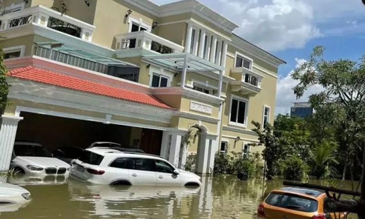 ಬೆಂಗಳೂರು ಮಳೆ: ತೇಲಿದ ಕಾರುಗಳು, ಟ್ರ್ಯಾಕ್ಟರ್‌ ಏರಿದ ಉನ್ನತ ಅಧಿಕಾರಿಗಳು