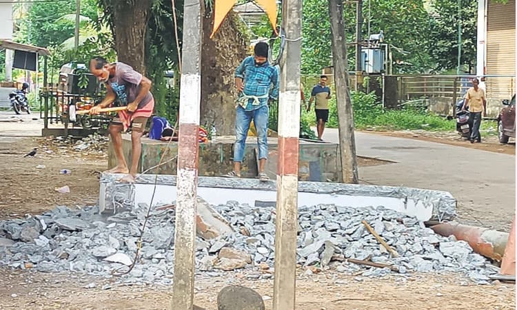 ಮಲ್ಪೆ: ಬಸ್‌ ತಂಗುದಾಣದ ಅವಶೇಷ ತೆರವು