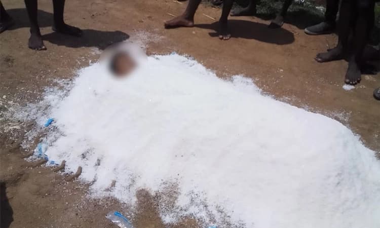 ಮೃತ ಬಾಲಕನನ್ನು ಬದುಕಿಸಲು ಉಪ್ಪಿನ ರಾಶಿಯಲ್ಲಿ ಮಲಗಿಸಿದ ಪೋಷಕರು