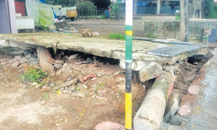 ಮಲ್ಪೆ: ಬಸ್‌ ತಂಗುದಾಣ ಕೆಡವಿದರೂ ಇನ್ನೂ ತೆರವಾಗದ ಅವಶೇಷಗಳು