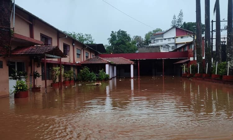 ಮಡಿಕೇರಿಯಲ್ಲಿ ಭಾರಿ ಮಳೆಯಿಂದ ಮನೆಗಳಿಗೆ ನುಗ್ಗಿದ ನೀರು: ರಸ್ತೆಗಳು ಜಲಾವೃತ; ಆರೆಂಜ್ ಅಲರ್ಟ್