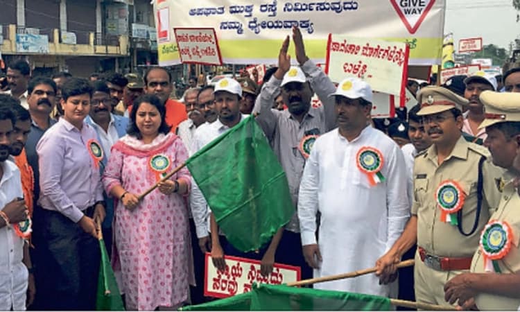 ಸಂಚಾರ ನಿಯಮ ಪಾಲಿಸಿ ವಾಹನ ಚಲಾಯಿಸಿ