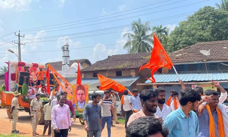 ಸೊರಬ: ಸಾವರ್ಕರ್ ಭಾವಚಿತ್ರದೊಂದಿಗೆ ಗಣೇಶ ಮೂರ್ತಿಯ ಮೆರವಣಿಗೆ