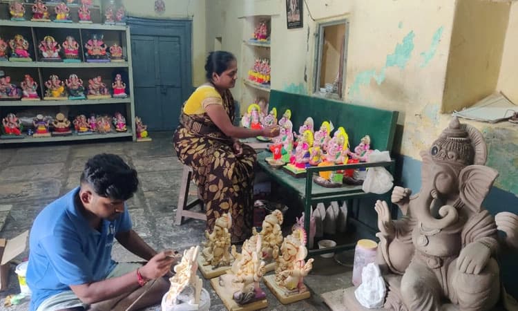 ಸಜ್ಜುಗೊಂಡಿವೆ ರಬಕವಿಯ ಚವಾಣ ಮನೆತನ ತಯಾರಿಸಿದ ಪರಿಸರ ಸ್ನೇಹಿ ಗಣೇಶ ವಿಗ್ರಹಗಳು