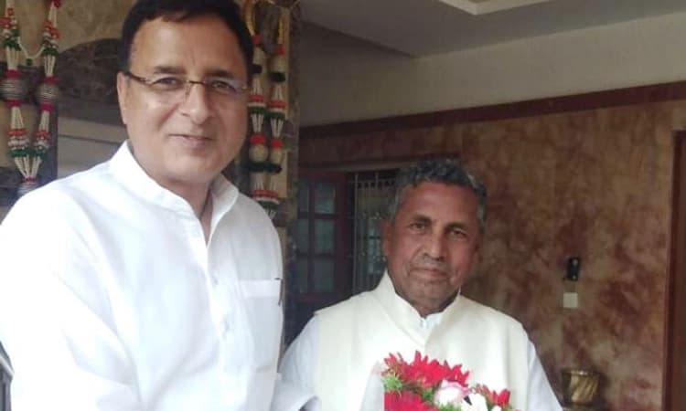 ಮುನಿಯಪ್ಪ ನಿವಾಸಕ್ಕೆ ಸುರ್ಜೇವಾಲ: ಕೆಲ ಹೊತ್ತು ಸಮಾಲೋಚನೆ