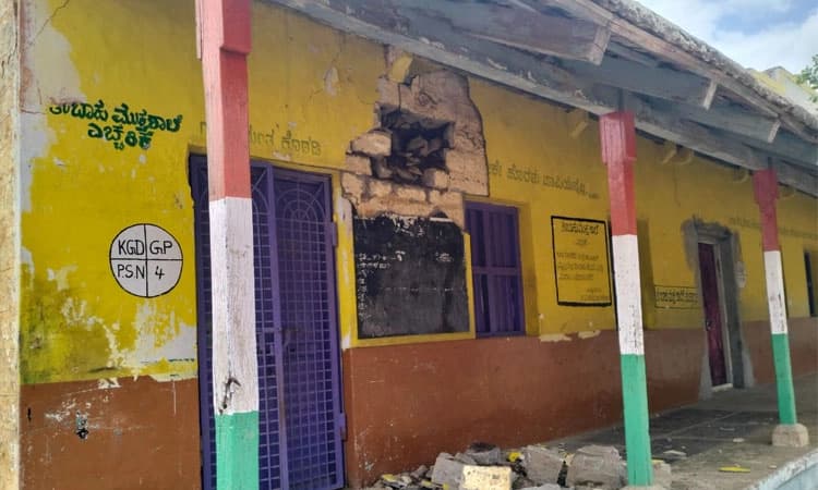ಕುರುಗೋಡು: ಹಳೆ ಶಾಲೆ ಕಟ್ಟಡ ಕುಸಿತ: ಅಪಾಯದಿಂದ ಪಾರಾದ ಮಕ್ಕಳು!