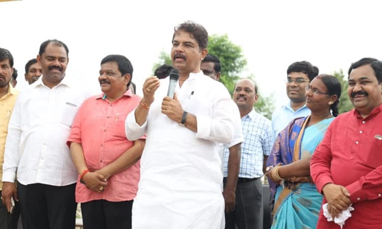 ಆಡಕಿ ಗ್ರಾಮದ ಅಭಿವೃದ್ದಿಗೆ ಒಂದು ಕೋಟಿ ರೂ. ಘೋಷಿಸಿದ ಆರ್.ಅಶೋಕ್‌