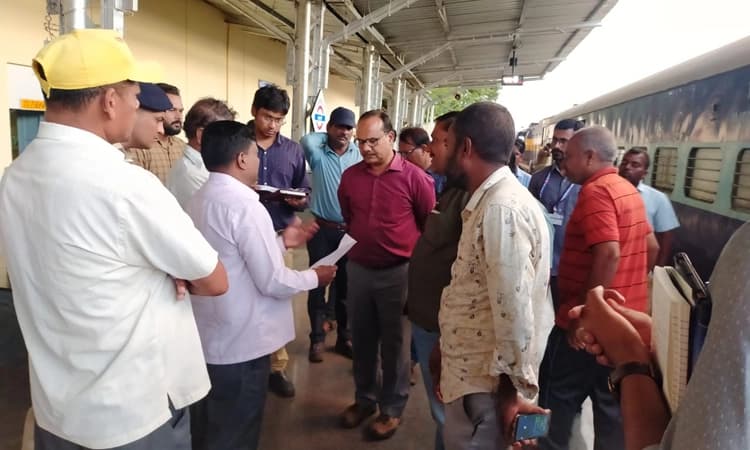 ಬಾದಾಮಿ ರೇಲ್ವೆ ನಿಲ್ದಾಣಕ್ಕೆ ಅಧಿಕಾರಿಗಳ ಭೇಟಿ : ಹೋರಾಟ ಸಮಿತಿಯಿಂದ ಮನವಿ ಸಲ್ಲಿಕೆ