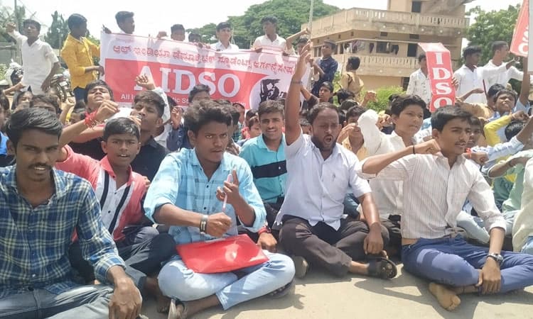 ಬಿಸಿಲ ತಾಪ ತಾಳದೆ ಕುಸಿದು ಬಿದ್ದ ವಿದ್ಯಾರ್ಥಿಗಳು: ಉತ್ತಮ ಶಿಕ್ಷಣ ಊಟಕ್ಕಾಗಿ ಮಕ್ಕಳ ಆಗ್ರಹ