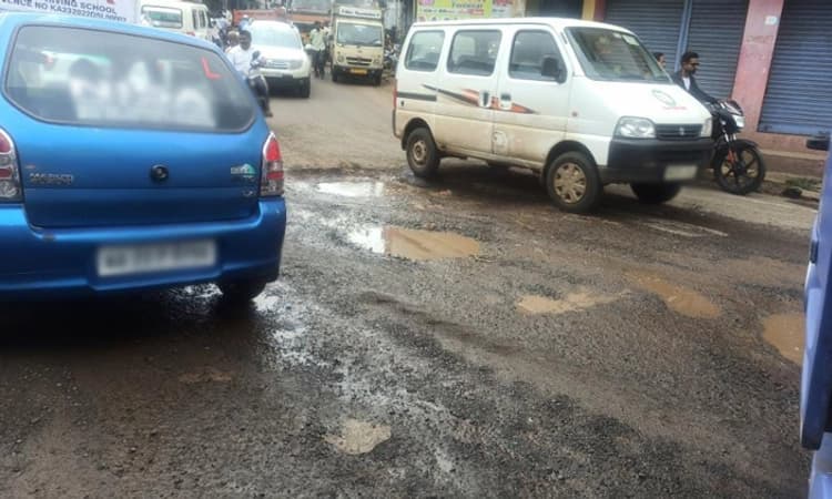 ಚಿಕ್ಕೋಡಿ : ರಾಷ್ಟ್ರೀಯ ಹೆದ್ದಾರಿ ತುಂಬಾ ಗುಂಡಿಗಳ ಸರಮಾಲೆ : ವಾಹನ ಸವಾರರ ಪರದಾಟ