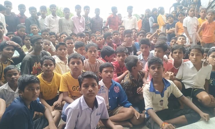 ವಾಡಿ: ಕಳಪೆ ಊಟ ವಸತಿ ಪ್ರಶ್ನಿಸಿ ಬೀದಿಗಿಳಿದ ವಿದ್ಯಾರ್ಥಿಗಳು