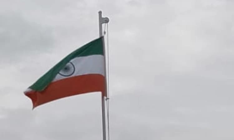 ವಾಡಿ : ಎಸಿಸಿ ಆವರಣದಲ್ಲಿ ಉಲ್ಟಾ ಹಾರಿದ ರಾಷ್ಟ್ರ ಬಾವುಟ!