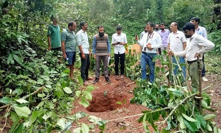 ತಜ್ಞರಿಂದ ಹೊಸ್ಮಕ್ಕಿ ಹೊಂಡ ಪರಿಶೀಲನೆ