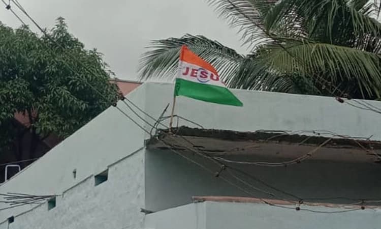 ರಾಷ್ಟ್ರಧ್ವಜದ ಮೇಲೆ ಜೀಸಸ್ ಸ್ಟಿಕ್ಕರ್ ಅಂಟಿಸಿ ಅಪಮಾನ: ಯುವಕನ ಬಂಧನ