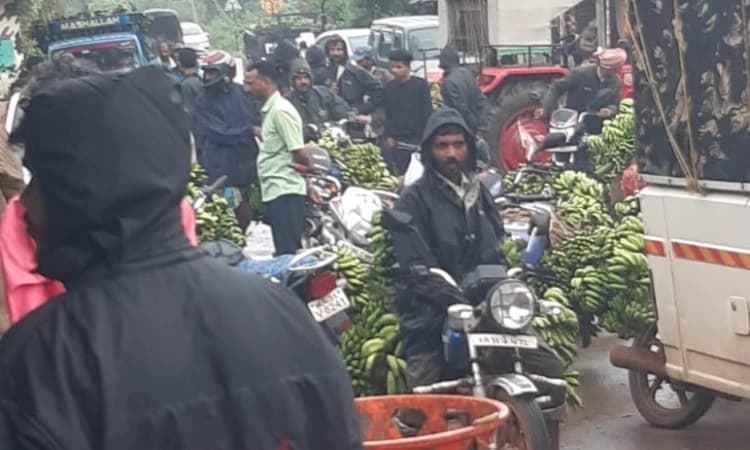 ವ್ಯಾಪಾರಸ್ಥರಿಂದ ರೈತರಿಗೆ ಅನ್ಯಾಯ :ದಾಸನಕೊಪ್ಪದಲ್ಲಿ ಬಾಳೆ ಬೆಳೆಗಾರರಿಂದ ದಿಢೀರ್ ಪ್ರತಿಭಟನೆ