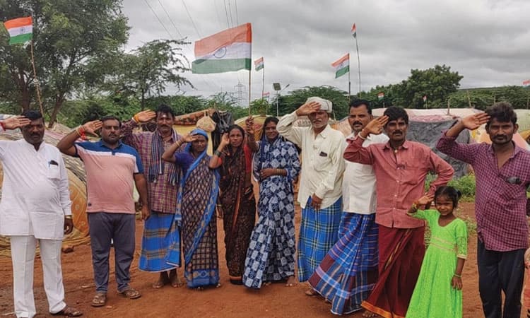 ಹರ್ ಘರ್ ತಿರಂಗಾ: ಗುಡಿಸಲು,ಜಮೀನಿನಲ್ಲಿ ತ್ರಿವರ್ಣ ಧ್ವಜ ಹಾರಿಸಿ ಸಂಭ್ರಮಾಚರಣೆ