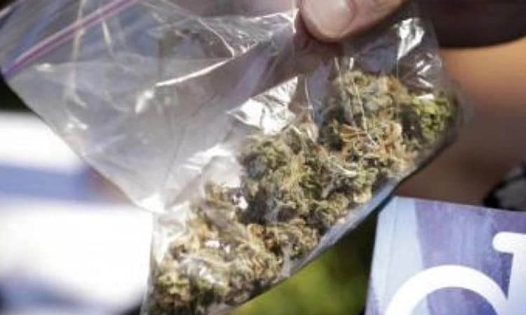 ಕೋಳಿ ತುಂಡಿನೊಳಗೆ ಗಾಂಜಾ: ವಿಜಯಪುರ ಜೈಲಿಗೆ ಮಾದಕ ವಸ್ತು ಸಾಗಾಟ ಮಾಡುತ್ತಿದ್ದಾತ ಸೆರೆ