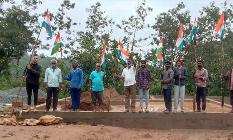 ಮನೆ ಪರಿಹಾರ ನೀಡದ ಸರ್ಕಾರ: ಅರ್ಧ ಹಾಕಿಟ್ಟ ಪಂಚಾಂಗದಲ್ಲೇ ಧ್ವಜ ನೆಟ್ಟು ಆಕ್ರೋಶ