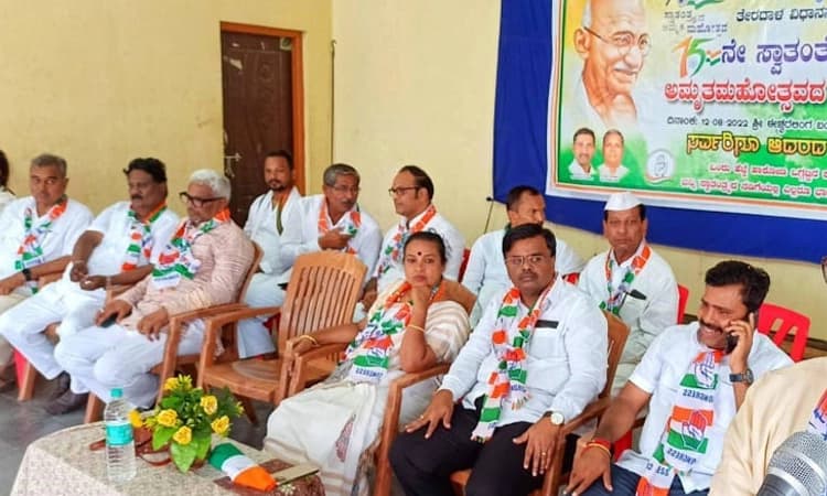 ಬಾವುಟದ ವಿಷಯದಲ್ಲಿ ಕಮಿಷನ್ ವ್ಯಾಪಾರ : ಮಾಜಿ ಸಚಿವೆ ಉಮಾಶ್ರೀ