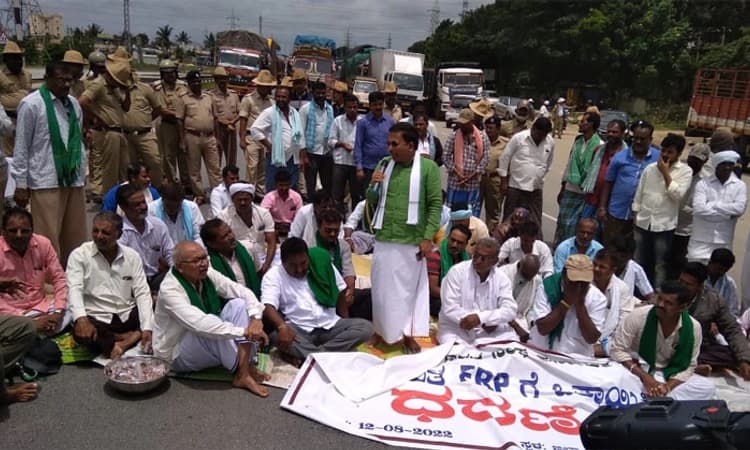 ಕಬ್ಬು ಬೆಳೆಗೆ ಬೆಲೆ ನಿಗದಿ: ದಾವಣಗೆರೆಯಲ್ಲಿ ರಾಷ್ಟ್ರೀಯ ಹೆದ್ದಾರಿ ತಡೆದು ರೈತರ ಪ್ರತಿಭಟನೆ