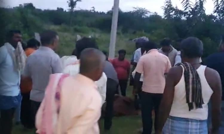 ಮಧುಗಿರಿ : ಅರುಂಧತಿ ಸಿನಿಮಾ ನೋಡಿ ಮೈಗೆ ಪೆಟ್ರೋಲ್ ಸುರಿದು ಬೆಂಕಿ ಹಚ್ಚಿಕೊಂಡ ಯುವಕ