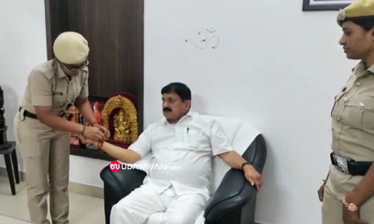 ರಕ್ಷಾ ಬಂಧನ: ಗೃಹ ಸಚಿವರಿಗೆ ರಾಖಿ ಕಟ್ಟಿದ ಮಹಿಳಾ ಕಾನ್ ಸ್ಟೇಬಲ್ಸ್ 