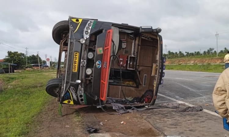 ದಾವಣಗೆರೆ : ಹೆದ್ದಾರಿಯಲ್ಲೇ ಪಲ್ಟಿಯಾದ ಬಸ್ : 20ಕ್ಕೂ ಹೆಚ್ಚು ಜನರಿಗೆ ಗಾಯ, ಐವರು ಗಂಭೀರ