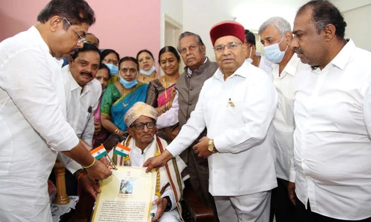 ಸ್ವಾತಂತ್ರ್ಯ ಹೋರಾಟಗಾರರಿಗೆ ರಾಜ್ಯಪಾಲರಿಂದ ಸನ್ಮಾನ