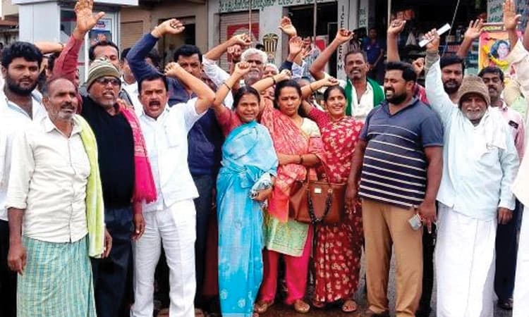 ಭೂಸ್ವಾಧೀನ ಪ್ರಕ್ರಿಯೆ: ಸಚಿವರ ಕಾಲಿಗೆ ಬಿದ್ದ ರೈತರು!