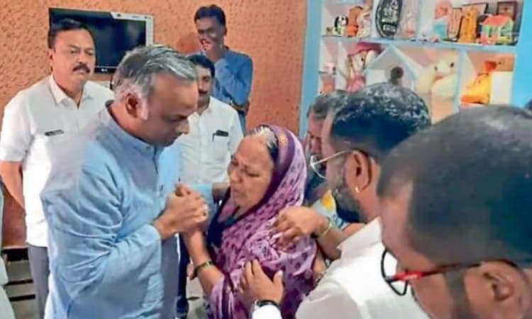 ಗಿರೀಶ ಕಂಬಾನೂರ ಮನೆಗೆ ಖರ್ಗೆ ಭೇಟಿ