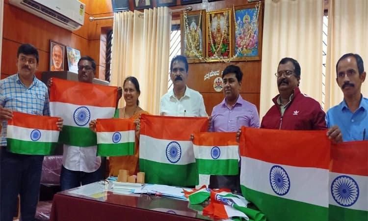 ಶಿರಸಿ: ಉಚಿತ ತ್ರಿವರ್ಣ ಧ್ವಜ ವಿತರಣೆ