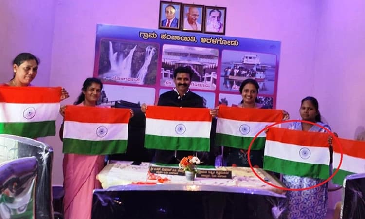 ಸಾಗರ: ಹರ್ ಘರ್ ತಿರಂಗ್: ವಿತರಣೆಯಾಗಬೇಕಾದ ಧ್ವಜದಲ್ಲಿ ದೋಷ; ಫೋಟೋ ವೈರಲ್