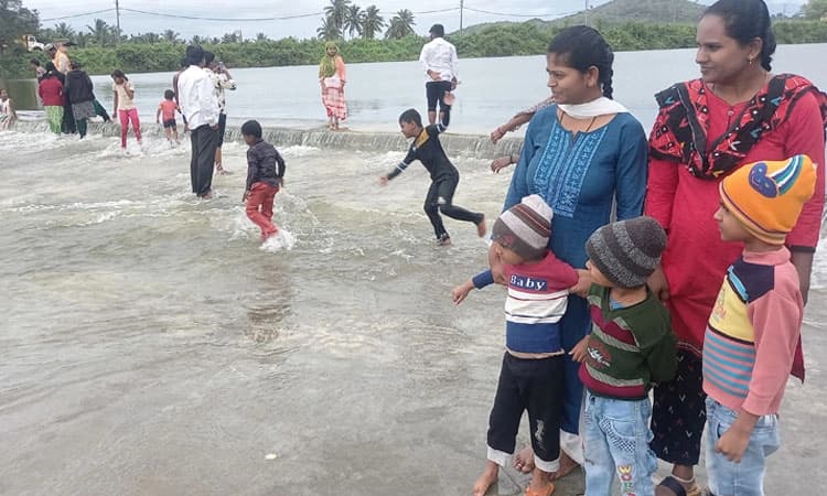 ಪ್ರವಾಸಿಗರನ್ನು ಸೆಳೆದ ದ್ವಾರಸಮುದ್ರ ಕೆರೆ