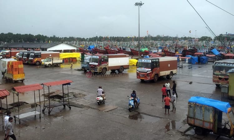 ಮೀನುಗಾರಿಕೆಗೆ ಈ ವರ್ಷವೂ ಆರಂಭದಲ್ಲೇ ಅಡ್ಡಿ : ಕಡಲಿಗಿಳಿಯದೆ ದಡದಲ್ಲೇ ಉಳಿದ ಬೋಟುಗಳು