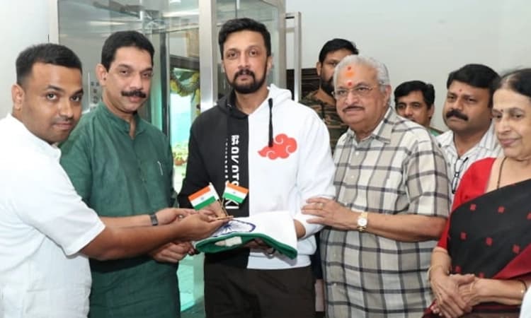 ಹರ್ ಫರ್ ತಿರಂಗ: ಕಿಚ್ಚ ಸುದೀಪ್ ಗೆ ಧ್ವಜ ನೀಡಿದ ನಳಿನ್ ಕುಮಾರ್