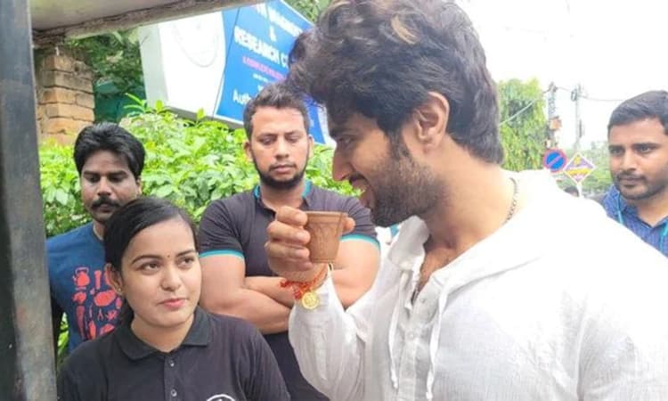 “ಗ್ರ್ಯಾಜ್ಯುವೇಟ್‌ ಚಾಯ್‌ವಾಲಿ’ ಚಹಾ ಸವಿದ ನಟ ವಿಜಯ್‌ ದೇವರಕೊಂಡ