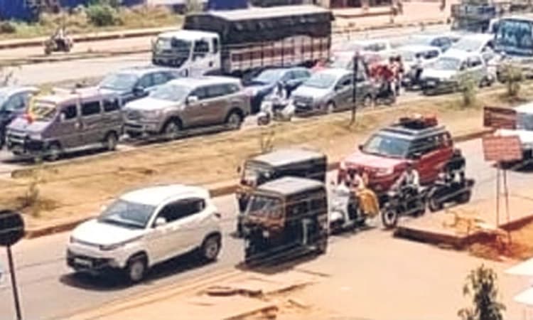 ಅಡ್ಡಾದಿಡ್ಡಿ ವಾಹನ ಪಾರ್ಕಿಂಗ್‌: ನಿತ್ಯ ಟ್ರಾಫಿಕ್‌ ಜಾಮ್‌