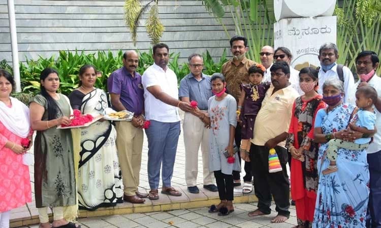 ಪ್ರವಾಸಿಗರಿಗೆ ಮೈಸೂರು ಪಾಕ್‌, ಗುಲಾಬಿ ಹೂ ಸ್ವಾಗತ