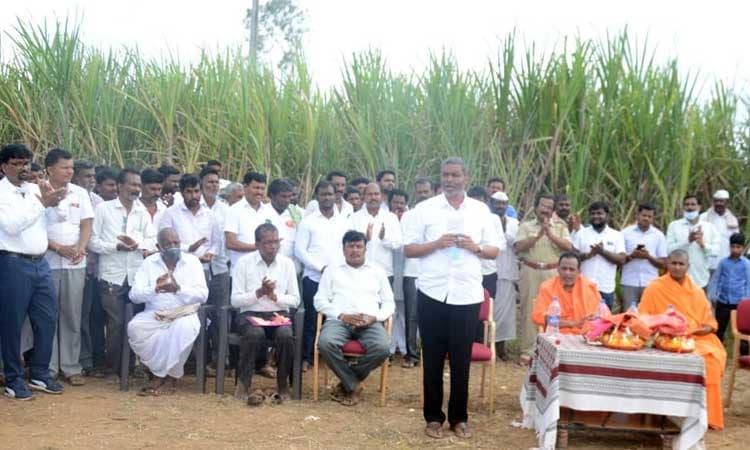 ಹೊಸ ಶಾಲಾ ಕಟ್ಟಡಕ್ಕೆ ಗುದ್ದಲಿ ಪೂಜೆ ನೆರವೇರಿಸಿದ ಶಾಸಕ ಬಾಲಚಂದ್ರ ಜಾರಕಿಹೊಳಿ