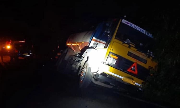 ಚಾರ್ಮಾಡಿ ಘಾಟ್ ನಲ್ಲಿ ಪೆಟ್ರೋಲ್ ಟ್ಯಾಂಕರ್ ಪಲ್ಟಿ:ಪೆಟ್ರೋಲ್ ಸೋರಿಕೆ