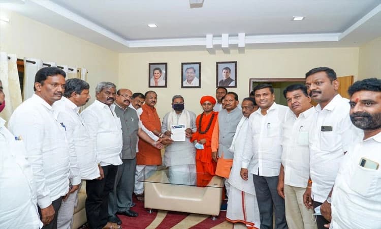 ಮಾಜಿ ಸಿಎಂ ಸಿದ್ದರಾಮಯ್ಯ ಭೇಟಿಯಾದ ಇಮ್ಮಡಿ ಸಿದ್ದರಾಮೇಶ್ವರ ಸ್ವಾಮೀಜಿ ನೇತೃತ್ವದ ನಿಯೋಗ