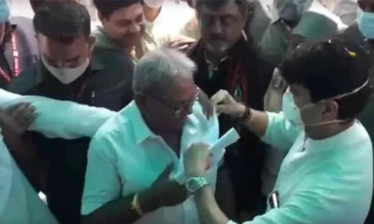 ಬಳಸಿದ ಮಾಸ್ಕನ್ನೇ ಇನ್ನೊಬ್ಬರಿಗೆ ಹಾಕಿದ್ರು!