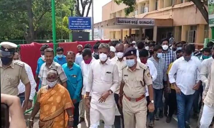 ಜೀಪ್, ಲಾರಿ ನಡುವೆ ಭೀಕರ ರಸ್ತೆ ಅಪಘಾತ | ಚಿಂತಾಮಣಿ ಸರಕಾರಿ ಆಸ್ಪತ್ರೆಗೆ ಮುನಿಸ್ವಾಮಿ ಬೇಟಿ